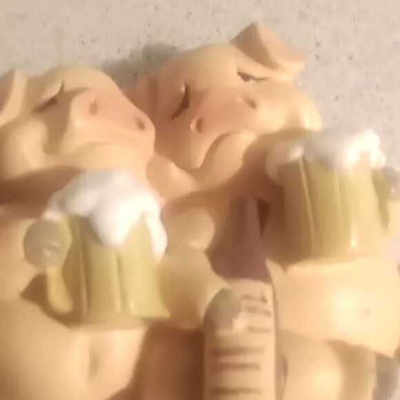 👀🎈🎈🎈 SALE 3/$25 🎈🎈🎈👀 Pig figurine drinking beer - Picture 2 of 2